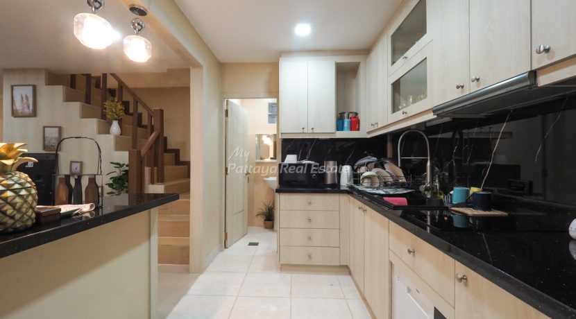 Home Town For Sale 2 Bedroom in Sukhumvit-Pattaya Rd - HCHT01