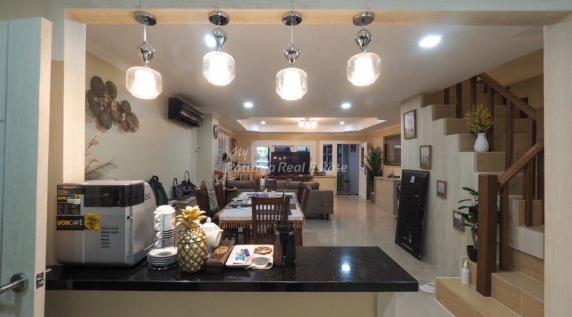 Home Town For Sale 2 Bedroom in Sukhumvit-Pattaya Rd - HCHT01