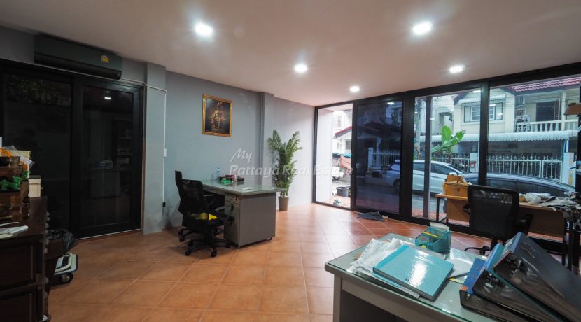 Home Town For Sale 2 Bedroom in Sukhumvit-Pattaya Rd - HCHT01