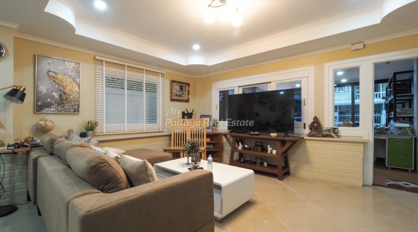 Home Town For Sale 2 Bedroom in Sukhumvit-Pattaya Rd - HCHT01