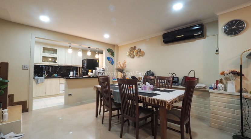 Home Town For Sale 2 Bedroom in Sukhumvit-Pattaya Rd - HCHT01