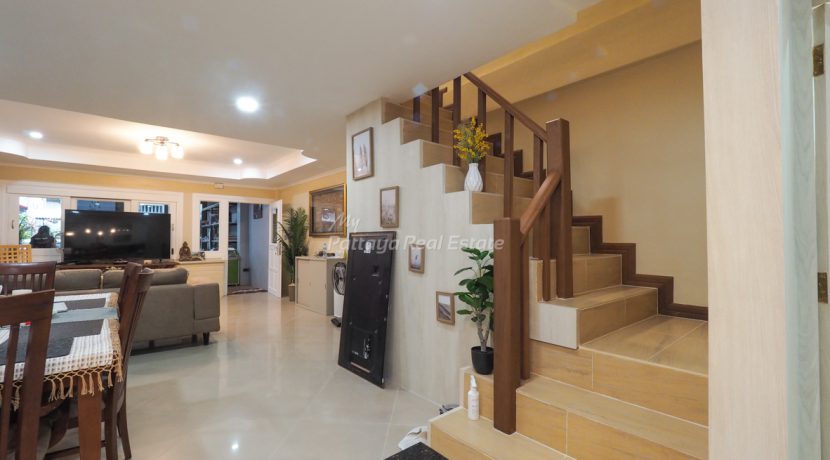 Home Town For Sale 2 Bedroom in Sukhumvit-Pattaya Rd - HCHT01