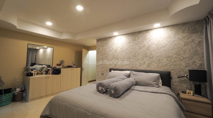 Home Town For Sale 2 Bedroom in Sukhumvit-Pattaya Rd - HCHT01